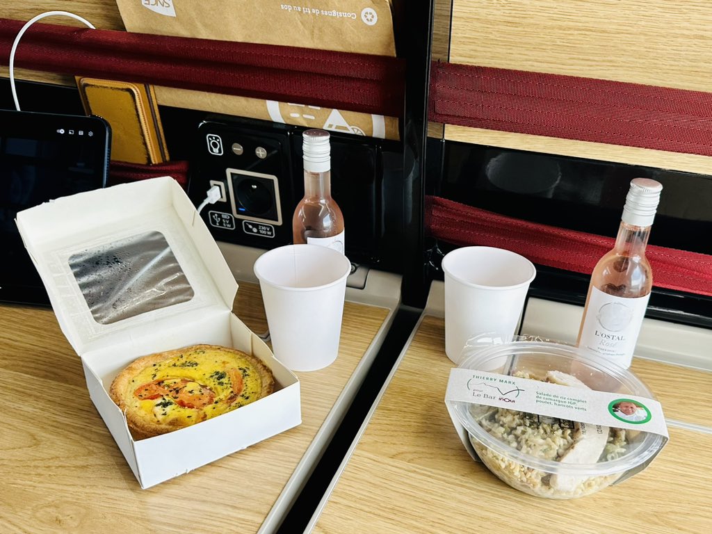 AreaTaka's tweet image. 本日はE4系Maxで移動しながら朝飯🚄 #inoui #TGV