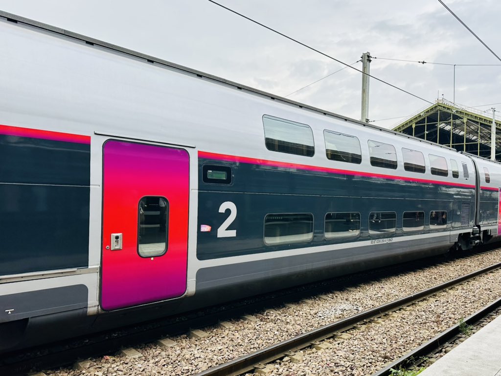 AreaTaka's tweet image. 本日はE4系Maxで移動しながら朝飯🚄 #inoui #TGV