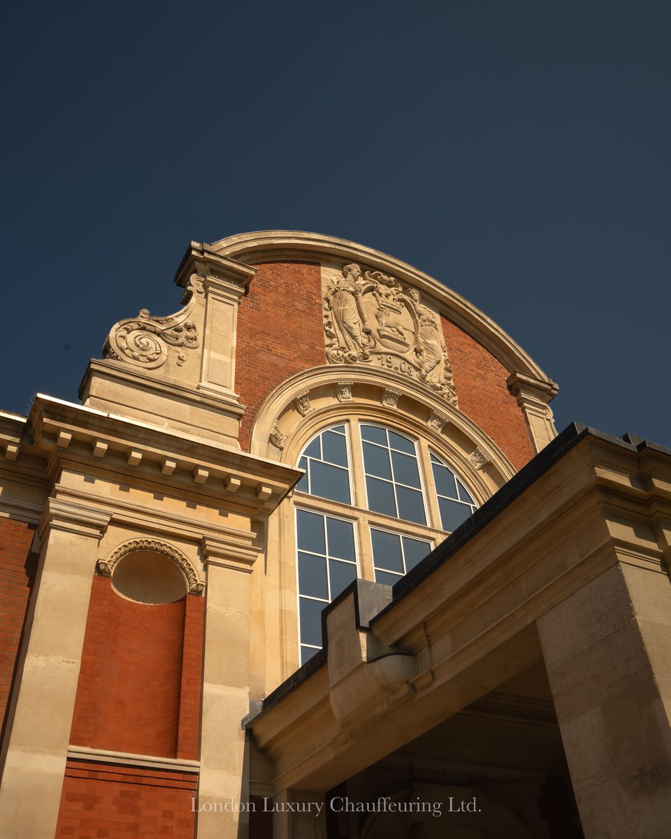 LLCCARS's tweet image. Arrive in Elegance, Depart in Grandeur. Our Chauffeured Range Rover Autobiography: Where Luxury Meets Every Destination. #LondocChauffeurs #LLCcars