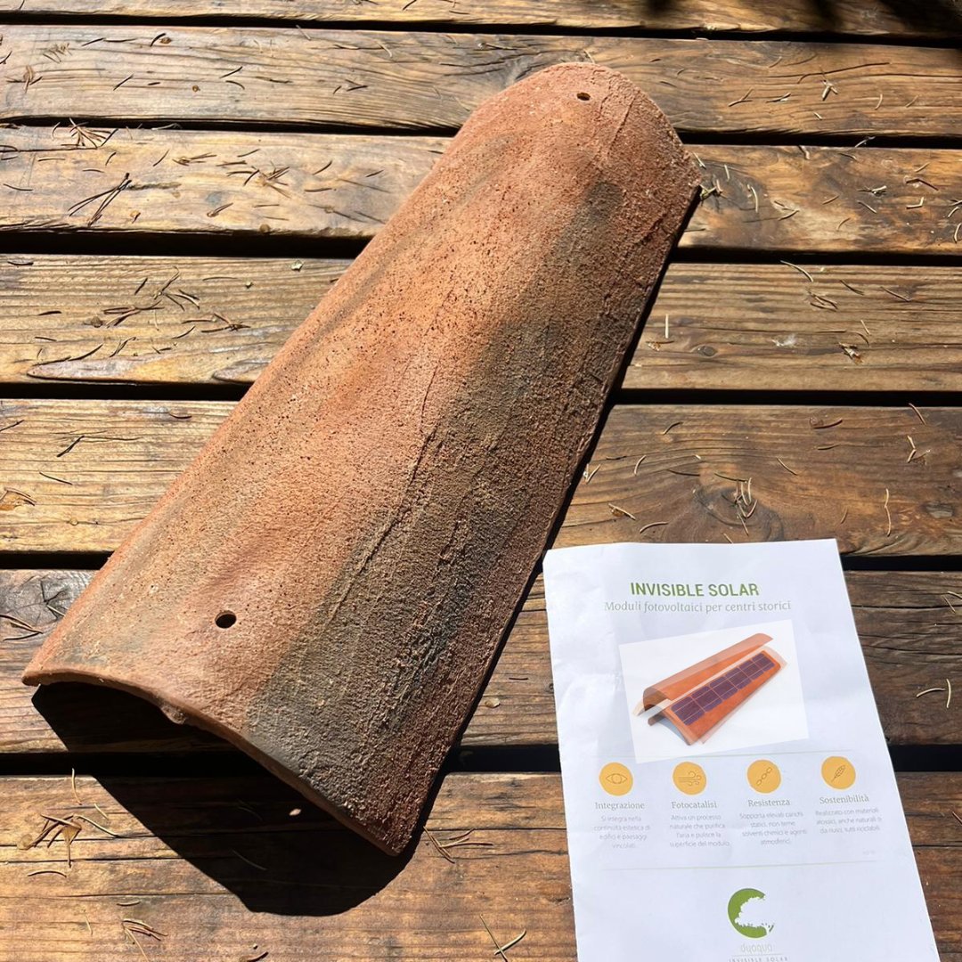 La nostra mostra #MaINN si arricchisce grazie al coppo fotovoltaico 𝗜𝗻𝘃𝗶𝘀𝗶𝗯𝗹𝗲 𝗦𝗼𝗹𝗮𝗿 di #Dyaqua, composto da materiali 100% riciclabili per produrre energia pulita anche nei centri storici, in piena armonia con il paesaggio circostante!
#ECF #embodiedcarbon