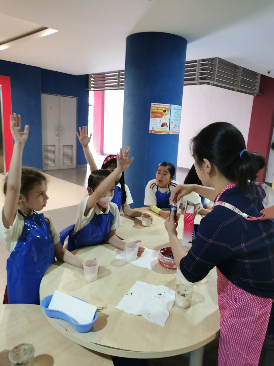 HISReadingTeam's tweet photo. What are we making? @HISReadingTeam make reading FUN with a capital F! After practising some of our reading strategies, we are making ...puffy paint! #HIS_learning @HELPISKL https://t.co/wRAicIPznz
