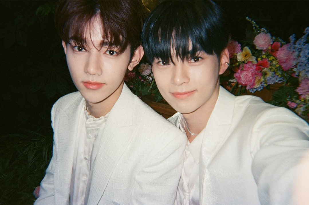 #빈늘 꽃보다 예쁜 커플🥺💐

- 230912 공식 인스타