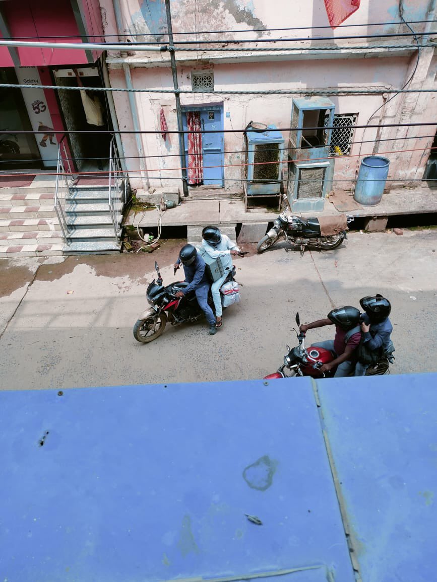 luckydubey123's tweet photo. मिर्जापुर

➡️मिर्जापुर में बैंक डकैती के दौरान गार्ड की हत्या

➡️एक्सिस बैंक में लुटेरों ने 4 लोगों को गोली मारी

➡️गार्ड,कैशियर समेत 4 लोगों को गोली मारी, गार्ड की मौत

➡️कैश वैन लूटने के लिए आए बदमाशों ने मारी गोली

➡️गोली मारकर रुपयों से भरा बक्सा लेकर भागे बदमाश

➡️22 लाख रुपए के लगभग बताया जा रहा है कैश

➡️कटरा कोतवाली के बेलतर बदली कटरा का मामला 

#Mirzapur
#BankersProtectionAct