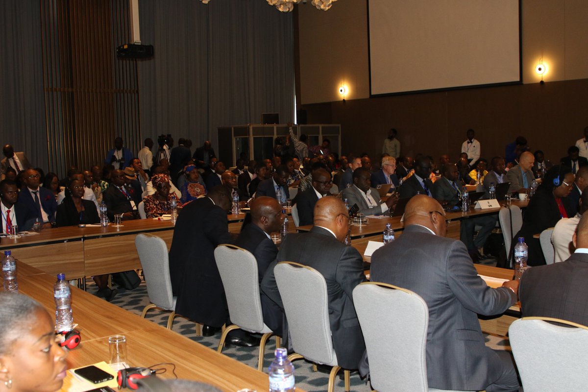 🔴EN COURS : Le Forum Régional sur la mise en œuvre de la stratégie aurifère de l'EMAPE se déroule à Kinshasa. Le forum vise à créer des structures pour la promotion du commerce artisanal responsable de l’or dans la région #GreatLakesAfrica #ResponsibleGoldTrade 
 @IntegrationRDC