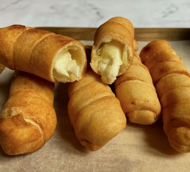 SaborCulinario's tweet photo. ⏲️🧑🍳¡Hoy traemos nueva receta: Tequeños de Emmental! Una deliciosa opción para 4 personas. Acompáñanos a cocinar estos bocadillos crujientes y llenos de sabor paso a paso. ¡Vamos a la cocina! 👇 https://t.co/zvmL7ejZFK