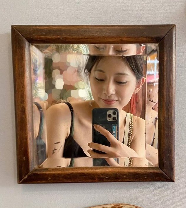 BabyBattenBerg's tweet photo. True Fact: Tzuyus Beauty Actually Fixes Mirrors #🪞🫰
#Tzuyu #TrueBeauty #Twice #💙🦌 
#TWICE_5TH_WORLD_TOUR_IN_Paris 
#TwiceInParis #MirrorSelca #🫐🫶 
A Real Life Angel #😇🥰 https://t.co/IvHutuVHbR