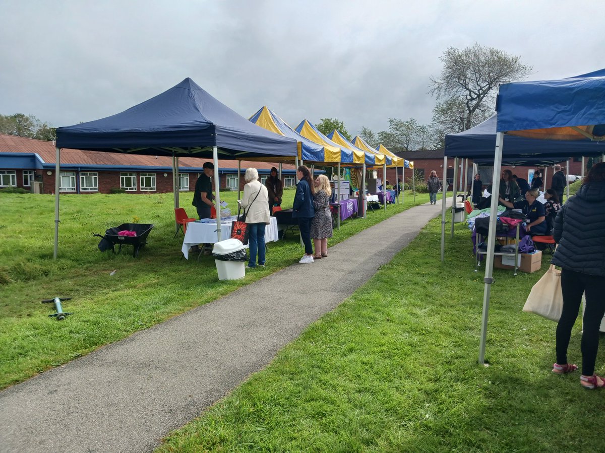 GreenerLUHFT's tweet photo. If you are at @BGH_LUHFT today, join into the fun on the lawn. Our Stewart trying to break the planking record, 💪 or plant some bulbs with nature recovery ranger Nick. 🌼 The sun is just coming out 🌞 @RadioBroadgreen @SusHealth_Chair #Wellbeing #BeInNature https://t.co/GW6kgVsC01