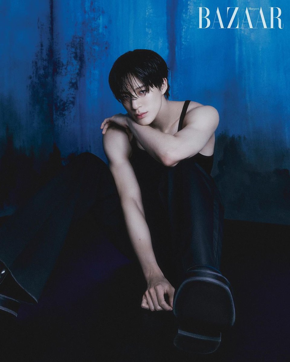 LJNFEED's tweet photo. Harper’s Bazaar instagram post update with #JENO 

From Blue to Black. 푸른 밤하늘 아래 검게 빛나는 바다가 넘실댄다🌌 블루에서 블랙으로 물든 공간🖤 페라가모의 2023 F/W 컬렉션과 만난 제노의 찬란한 순간을 포착하다.

@ leejen_o_423 @ferragamo 

#JENOxFERRAGAMO
#FERRAGAMOxJENO https://t.co/dqeba5Ms9F