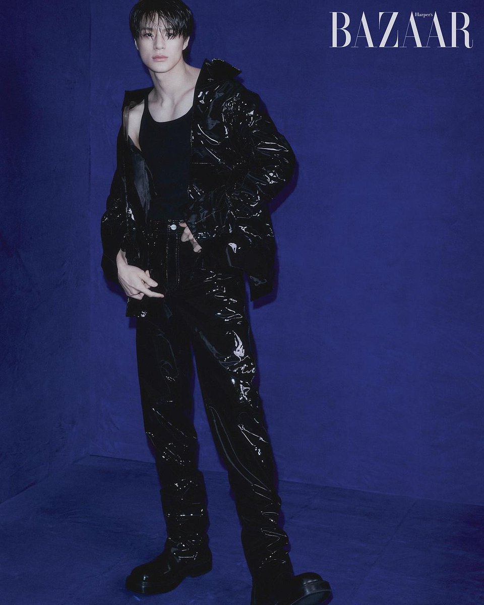 LJNFEED's tweet photo. Harper’s Bazaar instagram post update with #JENO 

From Blue to Black. 푸른 밤하늘 아래 검게 빛나는 바다가 넘실댄다🌌 블루에서 블랙으로 물든 공간🖤 페라가모의 2023 F/W 컬렉션과 만난 제노의 찬란한 순간을 포착하다.

@ leejen_o_423 @ferragamo 

#JENOxFERRAGAMO
#FERRAGAMOxJENO https://t.co/dqeba5Ms9F