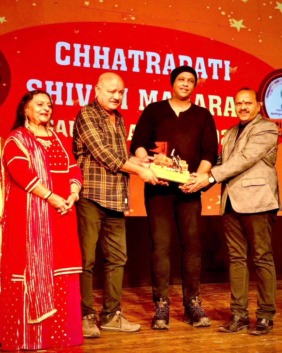 HrishikeshChury's tweet photo. Last night received Chhatrapati Shivaji Maharaj Gaurav Award 2023! 
Sharing stage with Dr. Manju Mangal Lodha ji (Chairperson, Lodha Foundation), Actor Shri. Arun Bakshi ji &amp; Shri. Narendra Pawar ji (Ex MLA &amp; Secretary, BJP Maharashtra)

#Award #HrishikeshChury https://t.co/JvXJgmsSKO
