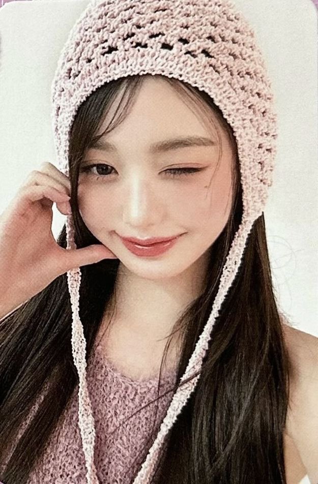 gwonyn's tweet photo. wonyoung’s pcs are so pretty talaga, i want huhu 🩷🤍 https://t.co/zJu2DqkSdC