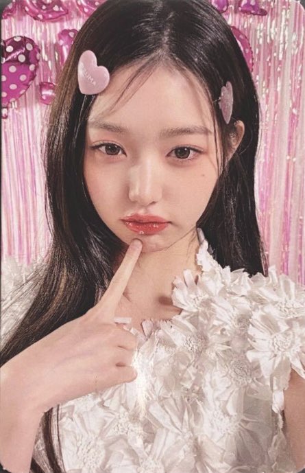 gwonyn's tweet photo. wonyoung’s pcs are so pretty talaga, i want huhu 🩷🤍 https://t.co/zJu2DqkSdC