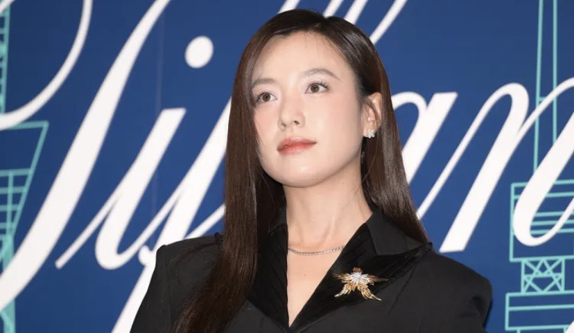 hyovrse's tweet photo. world stop and look at her https://t.co/NUyMv642mw