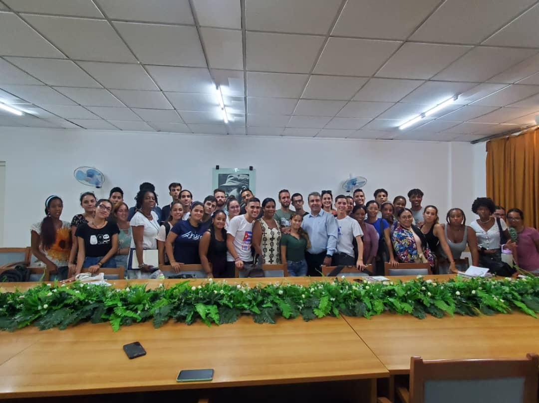 Dalila <a href="/univrsdadvarona/">Universidad de Ciencias Pedagógicas E. J. Varona</a>, Christopher <a href="/UprFeu/">FEU Universidad de Pinar del Rio</a> y miles como ellos, jóvenes que aman el magisterio y lo ejercerán donde se necesite. Este es el futuro de la #EducaciónCubana. #UniversidadCubana #Cuba <a href="/CubaMES/">MES</a> <a href="/DiazCanelB/">Miguel Díaz-Canel Bermúdez</a> <a href="/PartidoPCC/">Partido Comunista de Cuba</a> @JorgeLuisPerd20 <a href="/CubaMined/">MINED</a> <a href="/AsambleaCuba/">Asamblea Nacional Cuba</a> <a href="/FeuCuba/">FEU de Cuba</a>