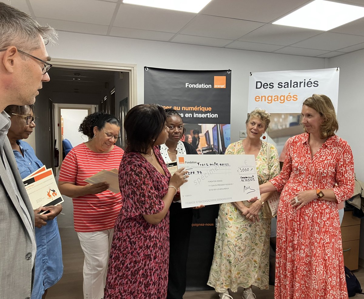 Diane LARUE-NICOUE (@dnicoue) on Twitter photo Devenir plus autonomes grâce au #numérique avec les #MaisonsDigitales de la <a href="/FondationOrange/">FondationOrange</a>. Aujourd’hui remise de passeports digitaux aux femmes du <a href="/fr_cidff_idf/">FR-CIDFF IdF</a> du 78 accompagnées par <a href="/OrangeSolidariT/">Orange Solidarité</a>. Bravo Mesdames 👏🏾👏🏾👏🏾 Devenir plus autonomes grâce au #numérique avec les #MaisonsDigitales de la <a href="/FondationOrange/">FondationOrange</a>. Aujourd’hui remise de passeports digitaux aux femmes du <a href="/fr_cidff_idf/">FR-CIDFF IdF</a> du 78 accompagnées par <a href="/OrangeSolidariT/">Orange Solidarité</a>. Bravo Mesdames 👏🏾👏🏾👏🏾