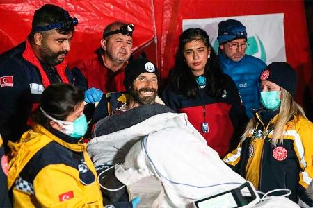 hispanatoliaEN's tweet photo. #American #explorer trapped more than 1,000m below the surface, has been rescued alive early this morning. "It's amazing to be back on the surface. I thought I was going to die," said #US explorer #MarkDickey, #trapped for 10 days in a #cave in #Turkey. https://t.co/mKmiOGHcAm