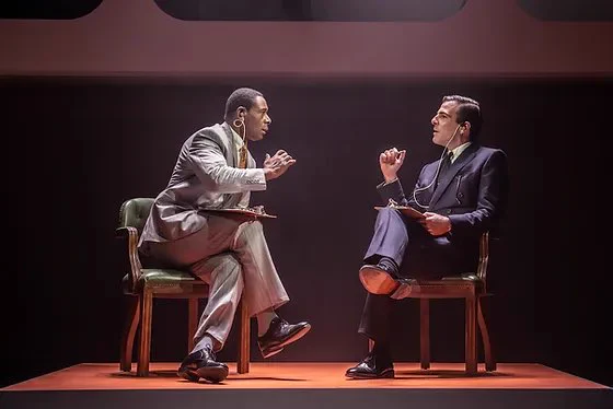 NTLive『ベスト・オブ・エネミーズ』鑑賞。なんてエキサイティングな会話劇。1968年の激動のアメリカで、犬猿の仲で政治的立場も正反対の二人が、TVカメラの前で徹底討論。社会に亀裂が走る今にまっすぐ刺さるドラマ。演劇入門としても大変オススメだが限定上映なのでお早めに 