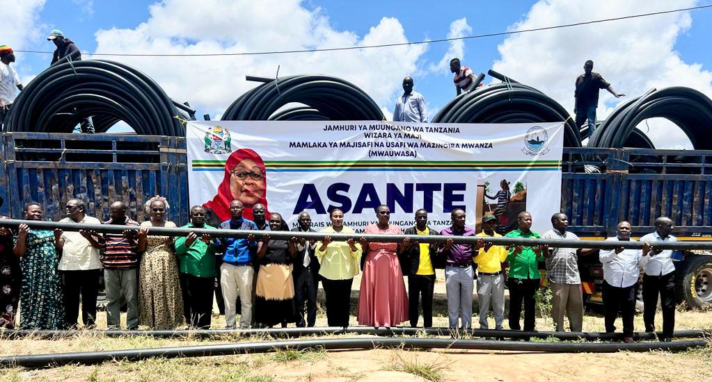 MsuyaNeli's tweet photo. Asante Mhe. Rais Samia , Asante Mhe. Aweso tumepokea shehena ya kwanza ya kuboresha mtandao wa maji Buswelu, Nyamadoke na Kahama.🙏🏽🙏🏽🙏🏽 https://t.co/qAwq6ra0x6