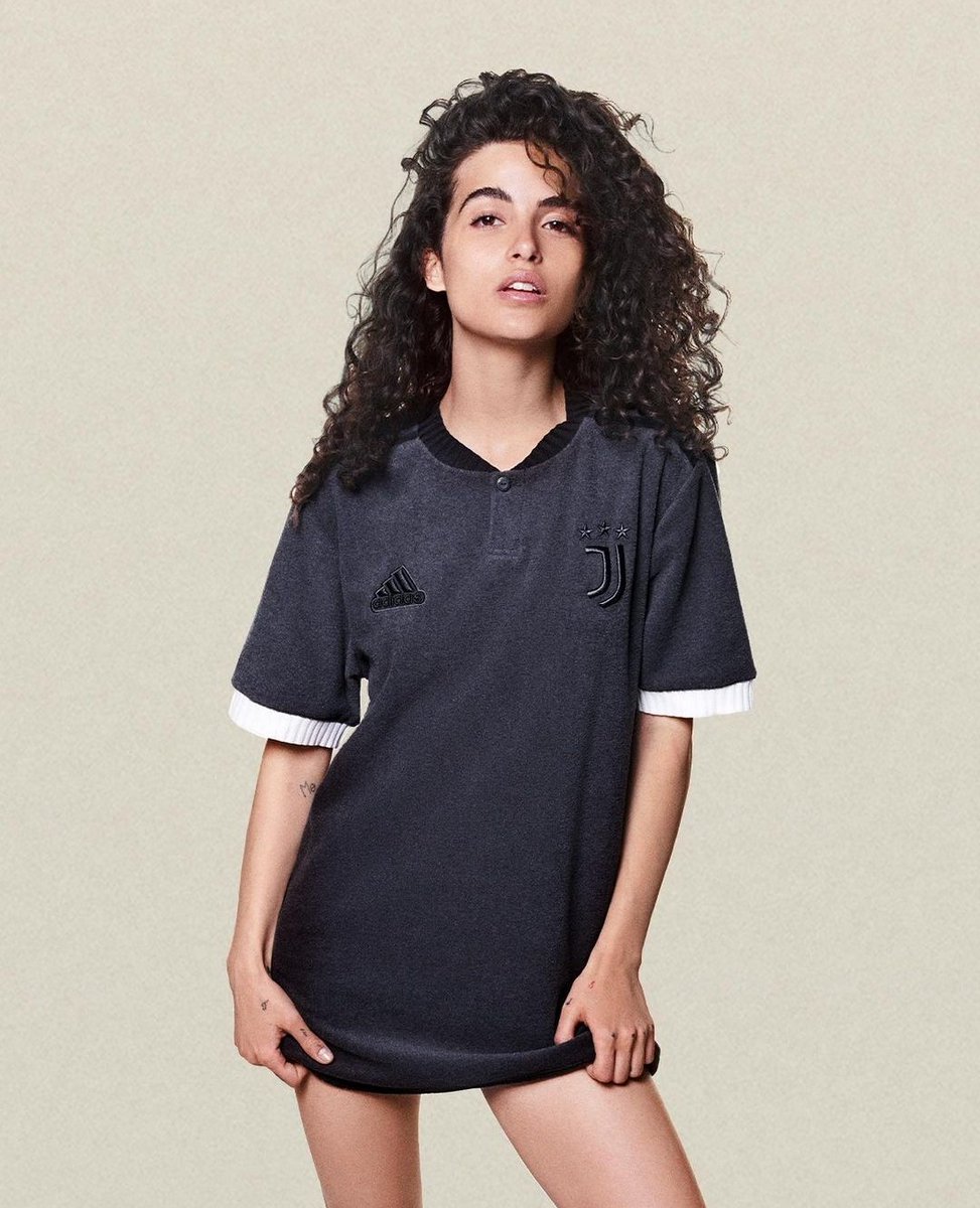 La_Bianconera's tweet photo. ✅ USCITA! La #LFSTLR jersey è disponibile sullo Juventus Store! "Il modello streetwear si ispira al design della versione gara, garantendo una migliore vestibilità grazie al tessuto towel". Prezzo: 110€. #JuJersey
🔗https://t.co/03XENlBXlc
➡️Altre img su https://t.co/3S3caotOBc https://t.co/B10kj5hIwD