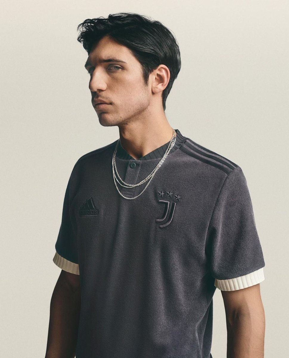 La_Bianconera's tweet photo. ✅ USCITA! La #LFSTLR jersey è disponibile sullo Juventus Store! "Il modello streetwear si ispira al design della versione gara, garantendo una migliore vestibilità grazie al tessuto towel". Prezzo: 110€. #JuJersey
🔗https://t.co/03XENlBXlc
➡️Altre img su https://t.co/3S3caotOBc https://t.co/B10kj5hIwD