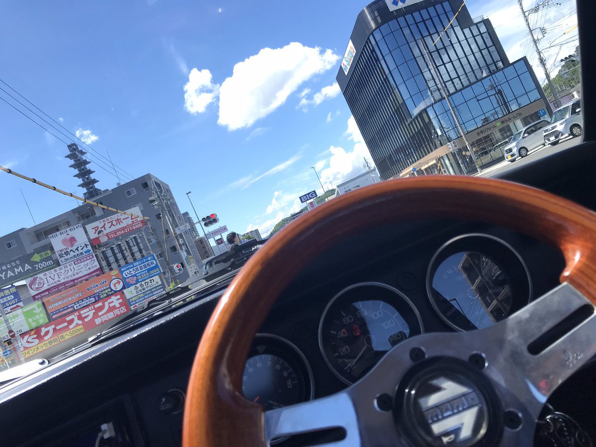 murapri's tweet photo. 今日は訳あって午前中は自家用車のサニトラ君で営業���てましたｵﾓﾃﾉﾋﾄです🛻(←地味にこの絵文字が嬉しい)

まだ、エアコンレス車には辛い気候ですね笑

午後は通常通り営業車で市内をぐるぐる🌀
曜日は決まってませんが、ルート営業も取り入れる事になったのでチェックポイント募集中です👍 https://t.co/6BlZXiRvWf