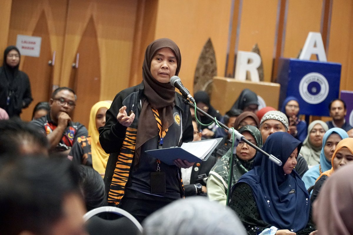 JBS_Negara's tweet photo. Town Hall Ketua Pengarah JBSN Bersama Warga Perkhidmatan Belia dan Sukan! 🔥⚡

Ketua Pengarah JBSN, Tuan Mohd Azhari Mohammad telah mengadakan Sesi Town Hall Bersama Warga Perkhidmatan Belia dan Sukan yang Berkhidmat di Luar JBSN bertempat di Podium KBS 📍 https://t.co/VzcvW1oBRx