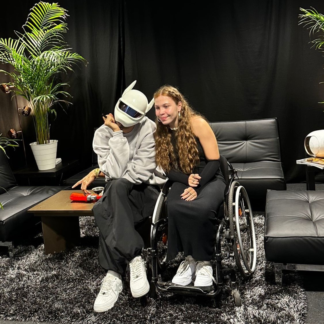 MainLichtblick's tweet photo. Lillys großer Traum ging in Erfüllung! Die 16-Jährige konnte ihren absoluten Lieblingsstar #Cro beim Soundcheck in München treffen.
MainLichtblick bedankt sich dafür sehr 💚-lich bei
@thisiscro und bei Jessica &amp; Federica von #truworks.

#mainlichtblick #kinderträume #wünsche https://t.co/wfjzsGEsi0