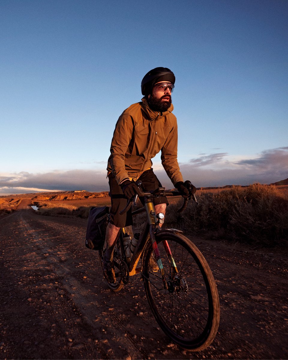 🌅 Rise and Ride! 🚴‍♂️ There's nothing quite like starting your day with an early morning ride without boundaries on the Grandurance RD Elite. 🌄🚲🙌 

More: bit.ly/469ivYa
📷 @carlosfernandezlaser

#bergamontbicycles #bergamontgrandurance