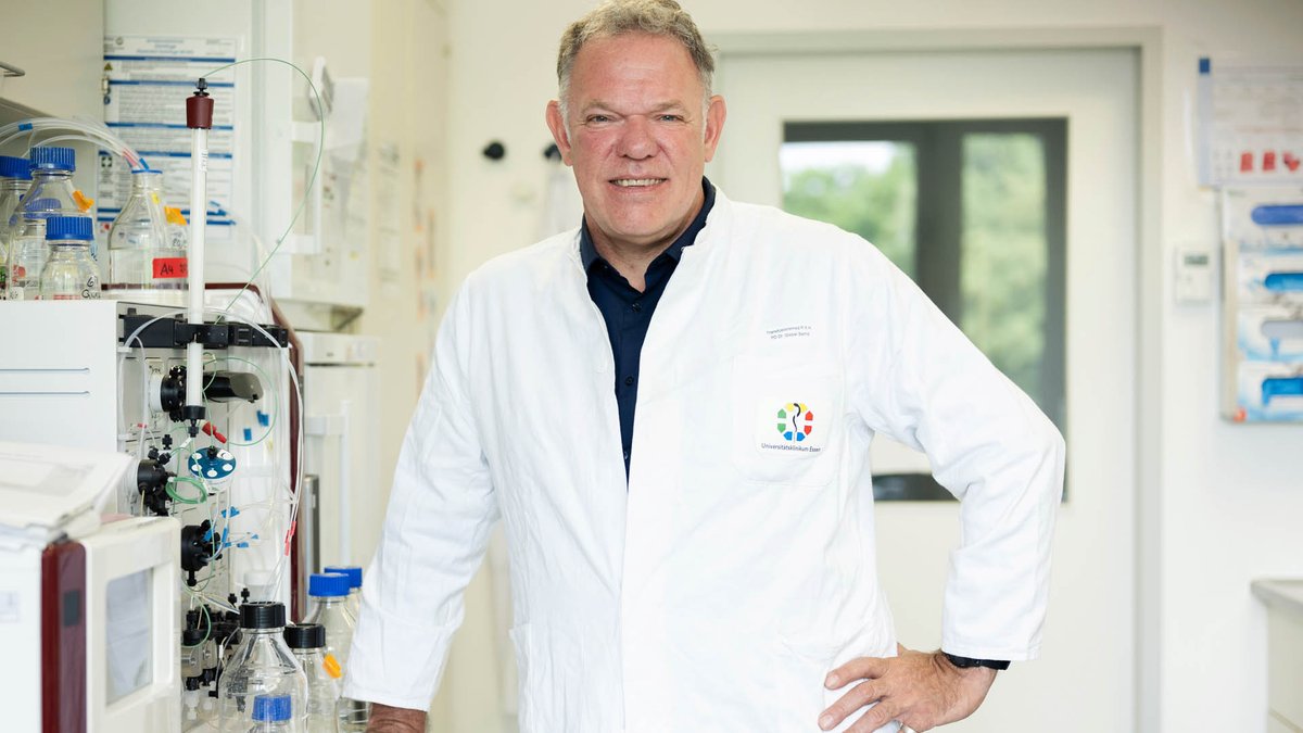 unidue's tweet photo. #NeuAnDerUDE: Wer #lebt, #kommuniziert. #Zellen von #Organismen tauschen unentwegt #Informationen miteinander aus. Professor Bernd Giebel erforscht, wie groß das Potenzial der kleinen Informationsträger ist. https://t.co/G0VATfTTbP https://t.co/lYIyZh0z0F