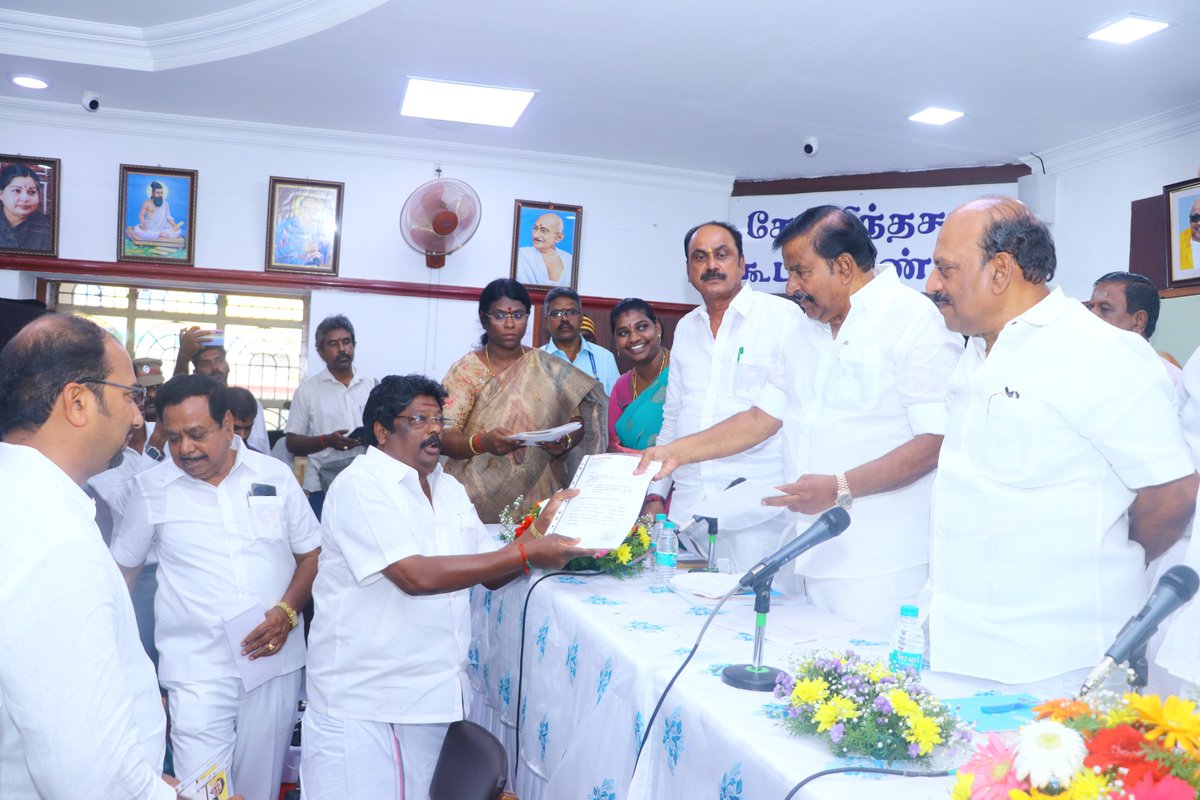 KN_NEHRU's tweet photo. மாண்புமிகு தமிழ்நாடு முதலமைச்சர் திரு.மு.க.ஸ்டாலின் அவர்களின் வழிகாட்டுதலின்படி, தாம்பரம் மாநகராட்சிக்குட்பட்ட பகுதிகளில் மேற்கொள்ளப்பட்டுவரும், வளர்ச்சி மற்றும் திட்டப்பணிகள் குறித்த ஆய்வுக்கூட்டத்தில் மாண்புமிகு சிறு, குறு மற்றும் நடுத்தர தொழில் நிறுவனங்கள் அமைச்சர் தா.மோ.அன்பரசன் அவர்களுடன் இணைந்து கலந்துகொண்டேன்.

இக்கூட்டத்தில், தாம்பரம் மேயர் வசந்தகுமாரி கமலகண்ணன், சட்டமன்ற உறுப்பினர்கள் இ.கருணாநிதி, எஸ்.ஆர்.ராஜா, துணை மேயர் கோ.காமராஜ், அரசு அலுவலர்கள், மாமன்ற உறுப்பினர்கள் உள்ளிட்ட பலர் கலந்துகொண்டனர். 

#DMK | #MKStalin | #KNNehru | #Tambaram | #DravidianModel