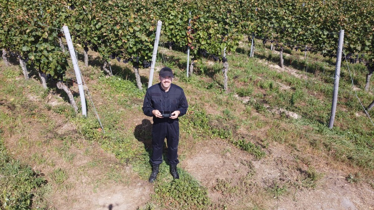 balkonsolar's tweet photo. Dann mal die Gelegenheit genutzt mit der #Drohne über die #VinoPV Anlage in #Munzingen bei #Freiburg zu fliegen und Bilder zu machen. Das natürlich in standesgemäßer Kleidung.
Infos: https://t.co/55jqBdarhR
#mavicmini #flightsuit #overall #agripv #dronephotography #Energiewende https://t.co/2IbaD9RUec