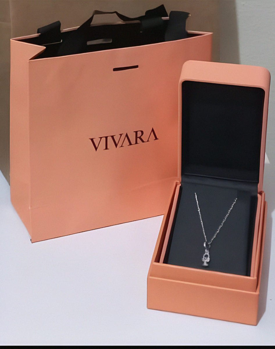 Helena17692355's tweet photo. Good morning! 🤗😍😌❤
I would like to share my joy with you angels. My beloved actor Lee Joon Gi wore a necklace I gave him as a gift to celebrate his birthday this year at the Chuncheon Festival. My heart is celebrating. ✨🎉@JGshock #leejoongi https://t.co/tcPBzxupzW + https://t.co/TmpqNJCFib