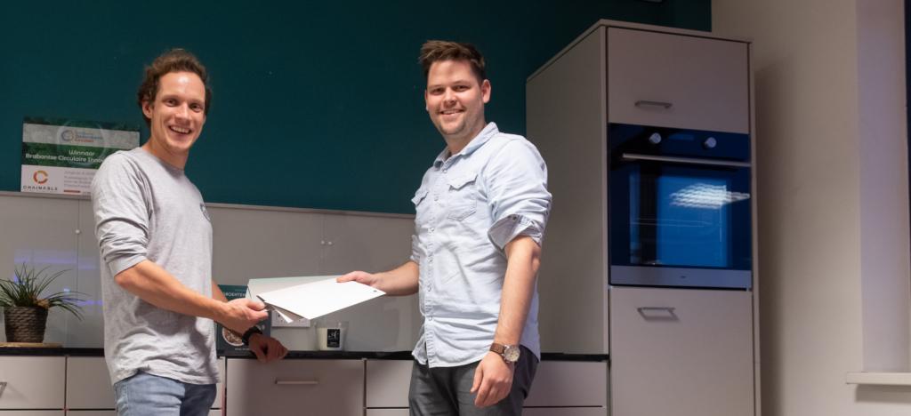 "Je kunt niet perfect zijn vanaf het begin, je moet gewoon beginnen!"

Simon Rombouts, oprichter van <a href="/RealChainable/">Chainable - de 82% circulaire projectkeuken</a>, ziet dat circulaire materialen het steeds goedkoper maken om een keuken op te knappen. Hoe? Lees snel verder!

&gt;&gt;circulairemaakindustrie.nl/interview/simo…