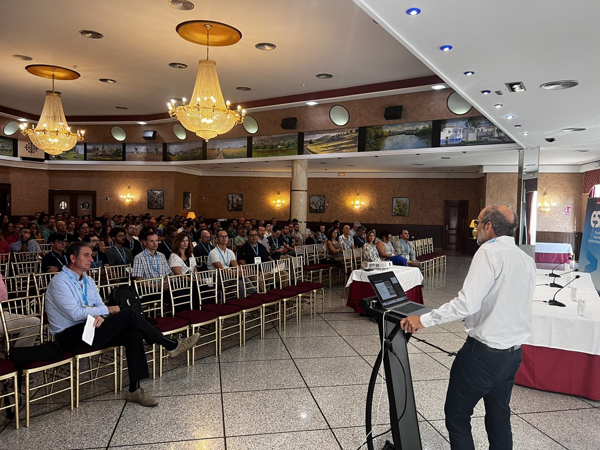 JornadaSistedes's tweet image. Gran keynote 🎉 por parte del profesor Edward A. Lee, nos ha permitido entender las similitudes y diferencias entre la toma de decisiones humana y la de las IA 🧐 #SISTEDES2023