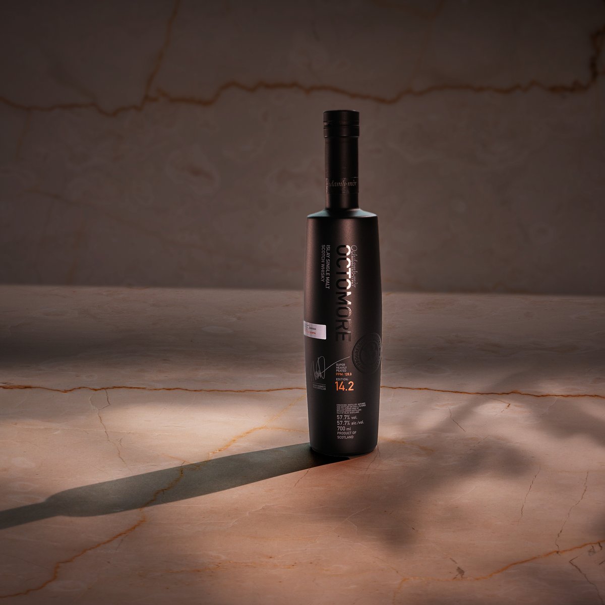 Bruichladdich's tweet photo. 'Five aged years in 40% Oloroso sherry and 60% Amarone wine casks have imparted depth and vibrancy, with hints of wood spice, smoked oak,
rich dried fruit and roasted coffee.'
#Octomore14 #PeatedWhisky #IslayWhisky https://t.co/kOXNTDcoDn
