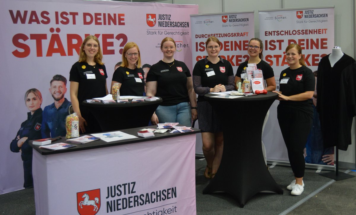 Stark für Gerechtigkeit! - Nachwuchsgewinnung des Oberlandesgerichts Oldenburg. Teamplayer aus der Praxis werben auf der Messe "Job4U" in Oldenburg für die Niedersächsische Justiz. Mehr Informationen unter: …desgericht-oldenburg.niedersachsen.de/startseite/akt…
