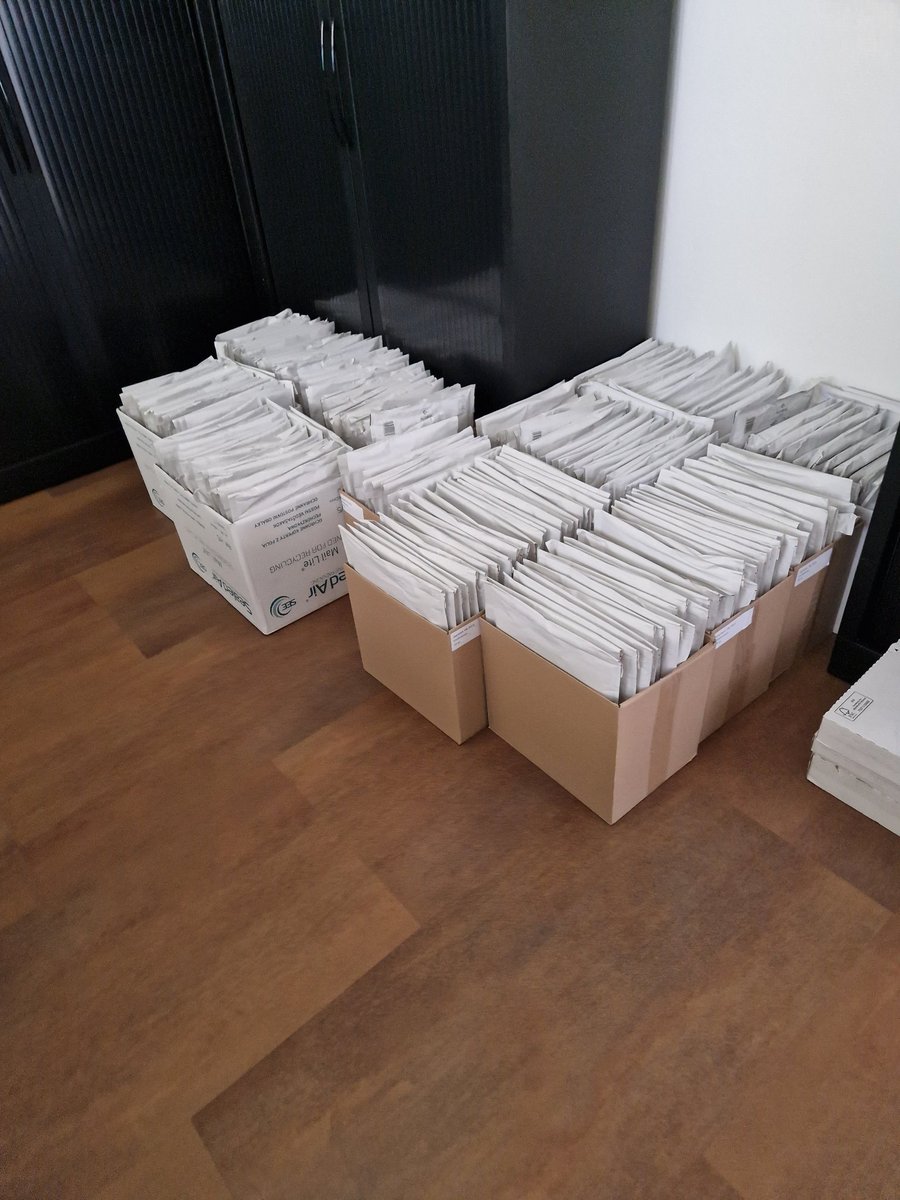 Examenjaarboeken staan klaar om morgen verstuurd te worden.