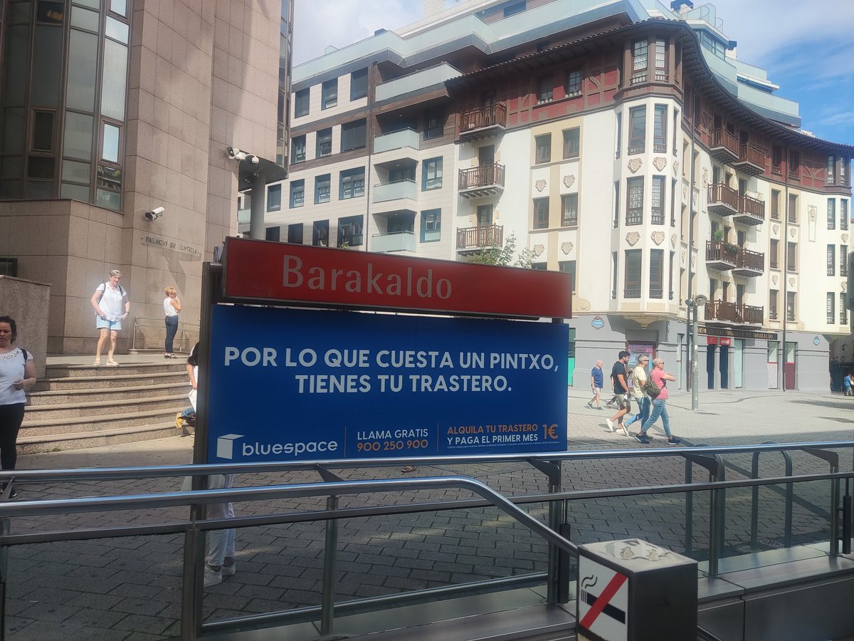pinkloves92's tweet photo. El que ha hecho este cartel no come pintxos, porque hace mil que no vale eso 🤣🤣🤣 https://t.co/D9z0SfrzTT