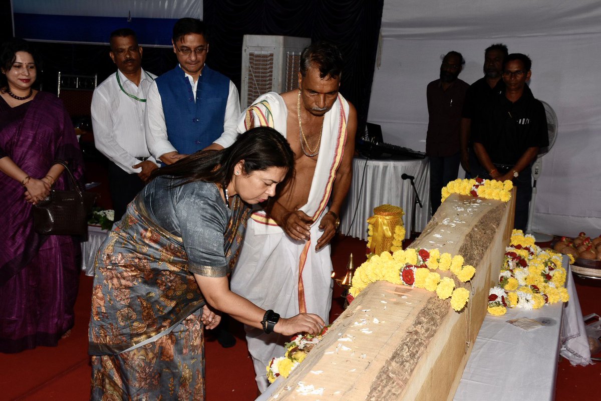 M_Lekhi's tweet photo. Reviving India’s Ancient Maritime Legacy!
Extremely delighted to be part of the momentous keel laying ceremony of the Stitched Ship, which shall revive the 2000 year old Indian technology of stitching ships together through wooden planks.
This unique initiative under the leadership of PM @narendramodi Ji will glorify Bharat’s rich shipbuilding legacy and reminisce the ships that once sailed the oceans on our ancient maritime trade routes connecting Bharat to the world.