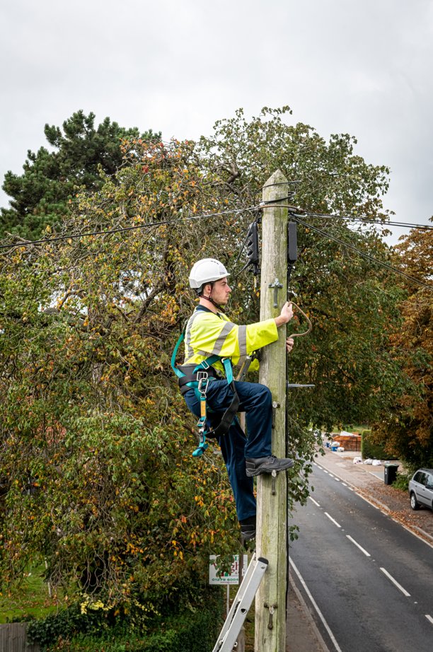 WeAreOpenreach's tweet photo. We're expanding our network. More than 200k additional homes &amp; businesses will soon have access to ultrafast Full Fibre including:

🟢 Chichester, West Sussex
🟢 Broughton, Greater Manchester
🟢 Perth, Scotland
🟢 Pantymwyn, Wales

Check availability: https://t.co/G9DmrMgKA1 https://t.co/ltyhkQImz5