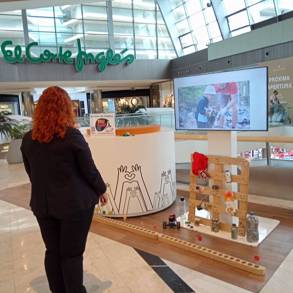 @fondonatural #letsdoitspain y @pequenodavinci han instalado una exposición didáctica sobre los #residuos y el #diamundialdelimpieza en el #espaciosolidario del comercial @puertovenecia