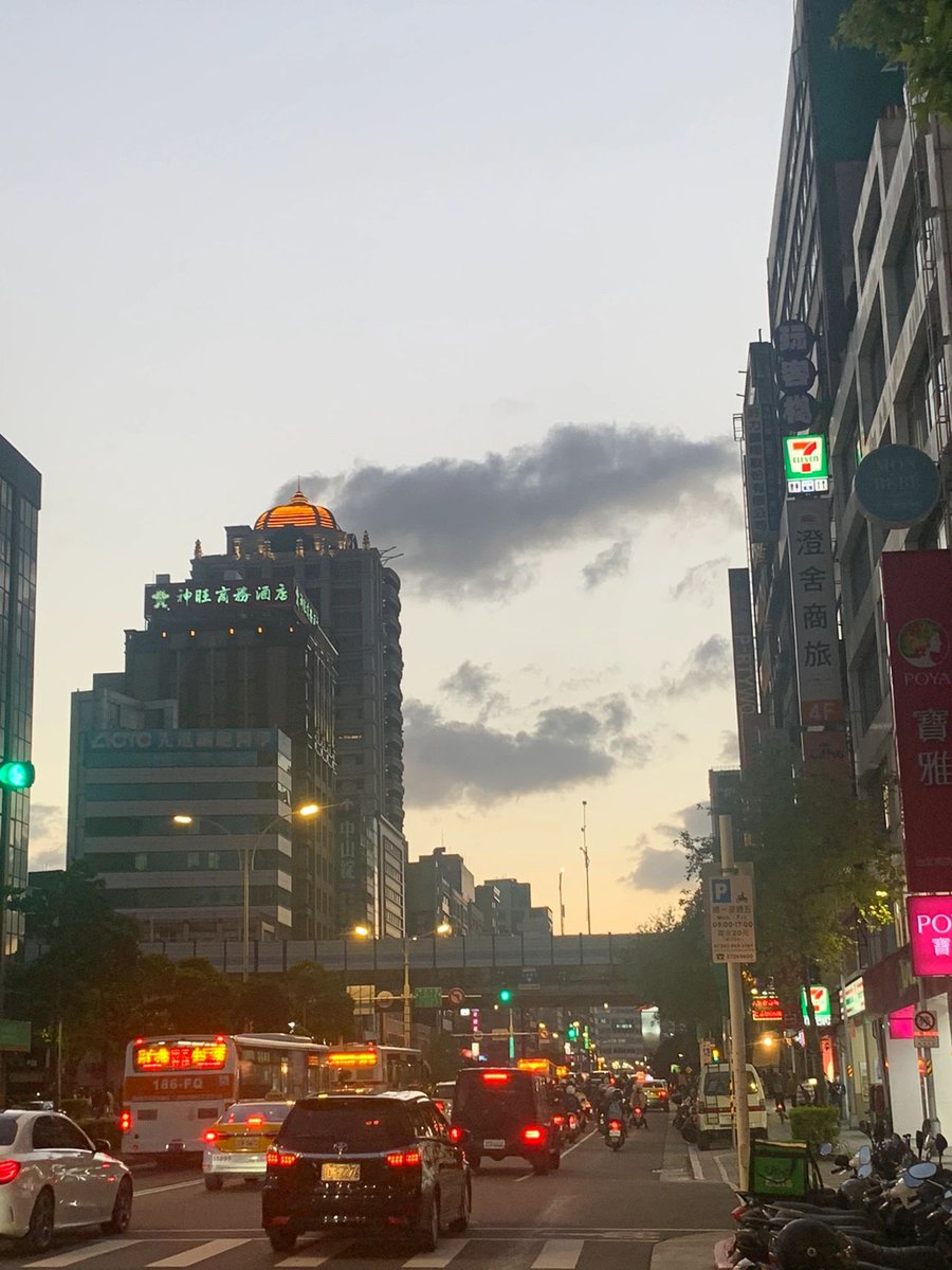 Michellaaq's tweet image. Bustling streets, hurried footsteps, there is always a moment of silence in them.