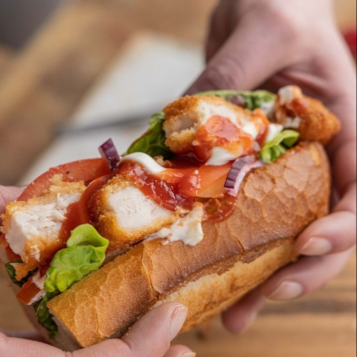 goapplegreen's tweet image. What’s your favourite chicken fillet roll combo?😋

Here at Bakewell, we offer a flavourful experience with 100% Irish chicken and endless possibilities for your lunch time feed💚

Why not be adventurous and go for our new Hot sauce &amp;amp; Blue cheese sauce combo?🔥
#ChickenFilletRoll
