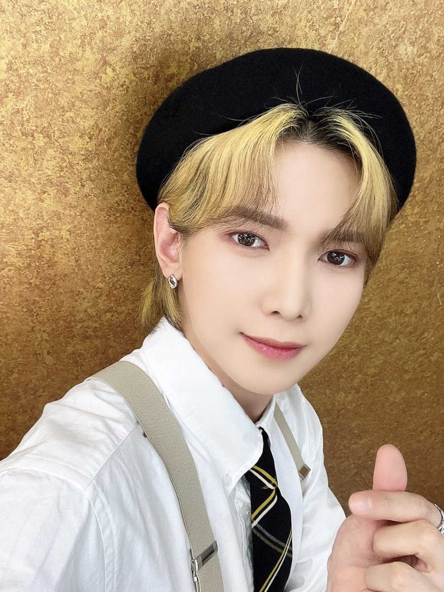 yeolovezone's tweet photo. the prettiest flower 🥺

—#에이티즈 #여상 #강여상 #ATEEZ #YEOSANG https://t.co/bIyAo5eSQY