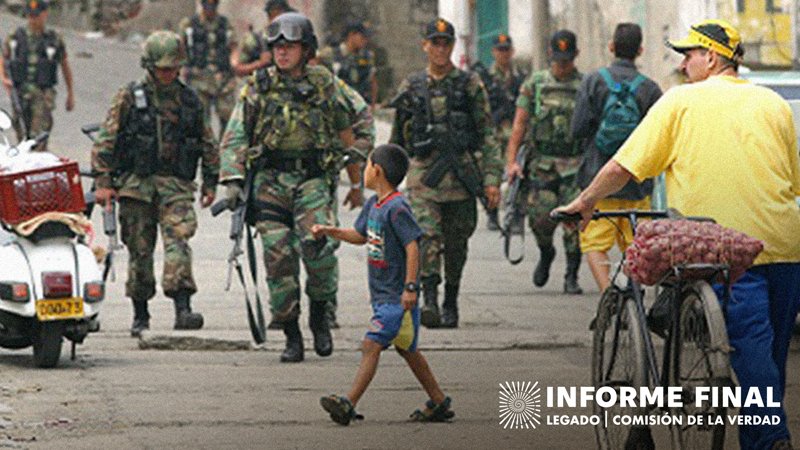 nometiente2's tweet photo. La Violenta Operación Orión, para que lean URIBESTIAS:

"El 16 y 17 de octubre del 2002, cientos de personas de la Comuna 13 en Medellín fueron víctimas de desaparición, homicidio y privadas de su libertad. Esta operación fue la incursión militar urbana más grande de Colombia.
desde la madrugada del 16 de octubre de 2002, cuando cerca de mil hombres entre militares, policías, agentes de inteligencia, el Ejército, el Gaula de Medellín, el CTI, el DAS e integrantes del bloque paramilitar Cacique Nutibara se tomaron siete de los 23 barrios de la Comuna 13: Belencito, El Corazón, 20 de Julio, El Salado, Las Independencias, Villa Laura y Nuevos Conquistadores.

Por tierra con tanquetas y carros blindados, y desde el aire con helicópteros artillados, la Fuerza Pública confinó a los habitantes de estos barrios, prohibieron la entrada y salida de personas, incluso de medios de comunicación y de organizaciones de derechos humanos. Así mantuvieron controlada la zona para alcanzar el objetivo de la operación: encontrar y expulsar a las milicias urbanas de las Farc, el Eln y los Comandos Armados del Pueblo (Cap) que presuntamente estaban en la comuna.

La Operación Orión fue el primer operativo militar que se realizó después de la llegada de Álvaro Uribe Vélez a la Presidencia y tras la puesta en marcha de su política de seguridad democrática, con la que se buscaba combatir a grupos insurgentes del país, aunque el saldó mostró que la principal afectada fue la población civil.

Además, es considerada la incursión militar urbana más grande de Colombia. Estuvo encabezada por el general Mario Montoya Uribe, entonces comandante de la Cuarta Brigada del Ejército, hoy señalado por corrupción, vínculos con el paramilitarismo y por ser el presunto responsable de la muerte de más de cien personas en la modalidad de ejecuciones extrajudiciales o falsos positivos, caso por el que se ha presentado de forma voluntaria ante la Jurisdicción Especial para la Paz (JEP).

Desplazamientos, estigmatizaciones y señalamientos fueron otras de las violencias que vivieron los habitantes de la Comuna 13 durante los operativos militares y después. Además, Orión dejó más de cien personas privadas de la libertad, 43 civiles heridos, dos asesinados y cientos de desaparecidos, aunque, según las organizaciones, el saldo podría ser mayor.

Los paramilitares aumentaron las desapariciones

Tras la operación, el bloque Cacique Nutibara se instaló en la Comuna 13 para continuar con su accionar urbano y dominar el narcotráfico y los negocios ilegales de Medellín. Este bloque paramilitar fue creado en el 2000 con delincuentes que hacían parte de las estructuras del cartel de Medellín y se convirtió en el único bloque urbano de las Autodefensas Unidas de Colombia.

Algunos de esos cuerpos podrían encontrarse en La Escombrera, una zona ubicada donde ahora funciona la empresa Constructores El Cóndor S.A. A pesar de que el lugar tiene medidas cautelares por parte de la JEP desde 2020, familiares y organizaciones han denunciado que la empresa sigue interviniendo zonas cercanas a los polígonos determinados para descargar escombros y sacar material para las obras de ingeniería de la ciudad. Tras siete años de búsqueda no se ha encontrado ningún cuerpo de los familiares desaparecidos de la Comuna 13.

“Los vecinos de La Escombrera decían que durante las operaciones subían muchos difuntos. Nosotras y las demás personas que fuimos víctimas de las operaciones sabemos que muchos de nuestros familiares pueden estar allá. No podemos perder las esperanzas de encontrarlos”, resaltó Luz Ángela Velásquez, parte de Mujeres Caminando por la Verdad".

Créditos a: Silvia Corredor Rodríguez de El Espectador.

#UribeDióLaOrden
