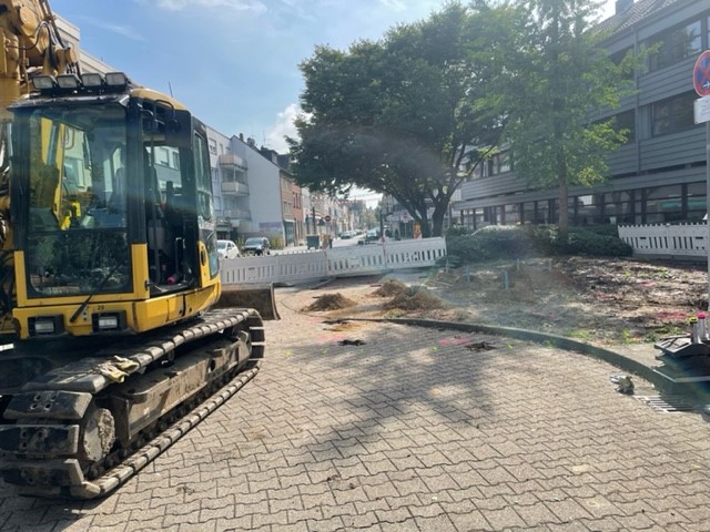 Zurzeit untersucht der Kampfmittelbeseitigungsdienst (KBD) einen #Blindgänger-Verdachtspunkt an der Straße „Bahnhofsvorplatz“ in #Grevenbroich-Stadtmitte. Die Sondierung verläuft bisher planmäßig. Mit einem Ergebnis ist im Laufe des Nachmittags zu rechnen.
#blindgaengerbahnhof