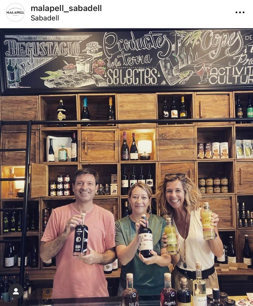 valex_cat's tweet photo. L'amic @AlexFenoll, l'empresari que va negar l'encaixada al Borbó, ha obert una botiga amb productes íntegrament dels Països Catalans. Tots etiquetats en català. Vins, licors, olis, formatges, embotits, conserves, galetes, xocolates... Pl. del Gas, Sabadell. Es diu "Malapell". https://t.co/gKyZ6TjWBt