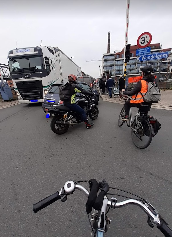 JonasScherrens's tweet photo. Interessante ontmoeting met verkeerspsycholoog Helmut Paris om onveilige situatie Wondelgembrug te bespreken in #Rabot #Gent nav recente ongevallen met zwakke weggebruikers. We blijven hopen op daadkrachtig ingrijpen @MathiasDeClercq @filipwatteeuw @LydiaPeeters @fietsbult1 https://t.co/2qB7XvBAqO