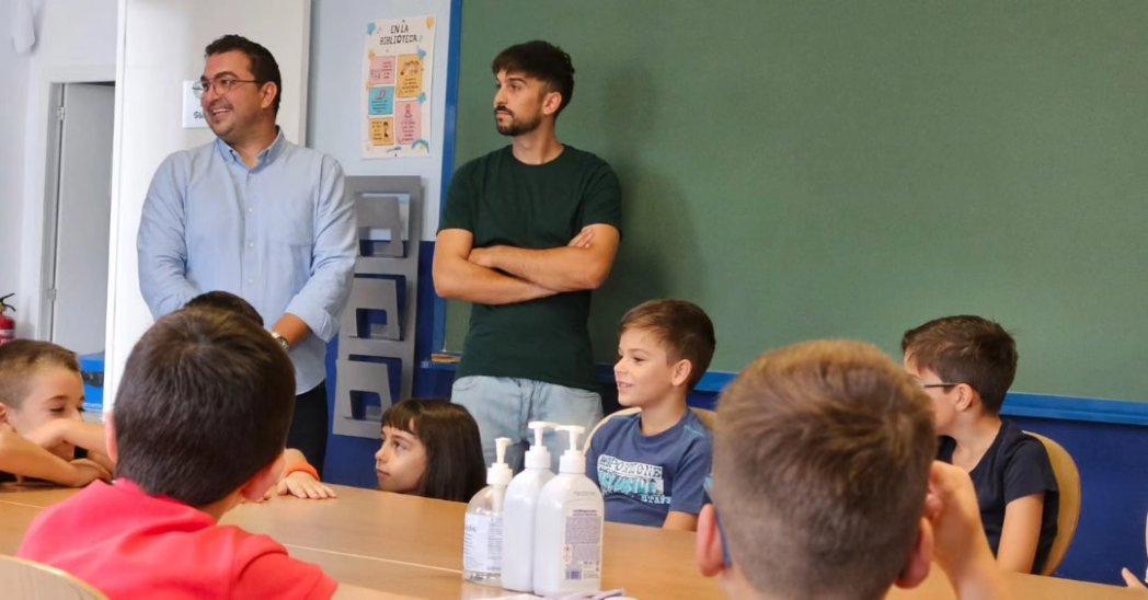 CeipElGuijo's tweet photo. Ayer nuestras aulas volvieron a llenarse de vida. Damos comienzo al nuevo curso académico con nuestra Situación de Aprendizaje "Give me five!" con la visita del alcalde, Jesús Fernández Aperador, y el teniente de alcalde, Francisco Hoyo López. https://t.co/Vc3ZfhSDBJ