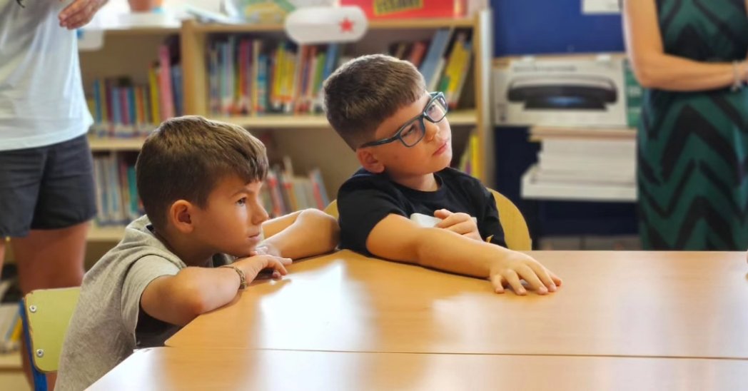 Ayer nuestras aulas volvieron a llenarse de vida. Damos comienzo al nuevo curso académico con nuestra Situación de Aprendizaje "Give me five!" con la visita del alcalde, Jesús Fernández Aperador, y el teniente de alcalde, Francisco Hoyo López.